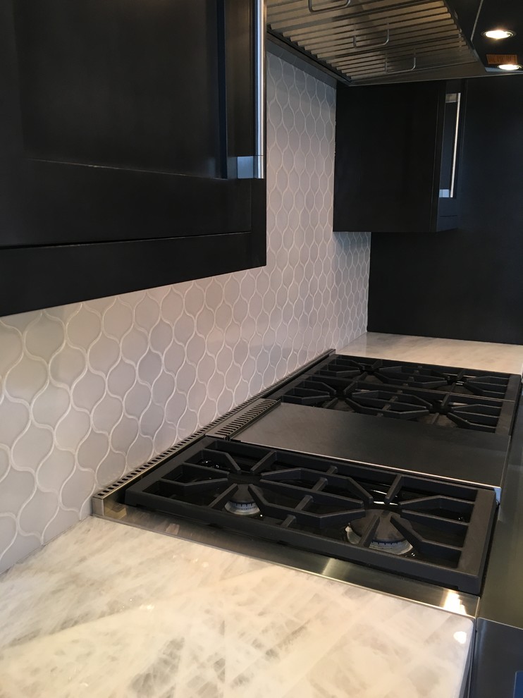 Example of a mid-sized transitional u-shaped light wood floor eat-in kitchen design in Chicago with a single-bowl sink, shaker cabinets, dark wood cabinets, quartzite countertops, gray backsplash, porcelain backsplash, stainless steel appliances and an island
