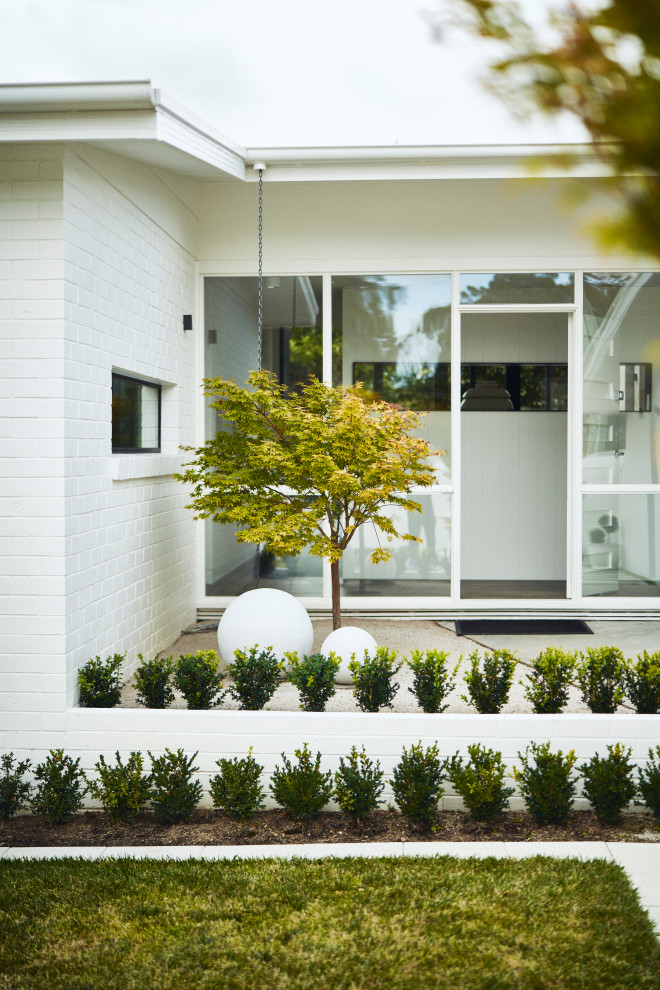 Mid-sized 1950s exterior home idea in Melbourne
