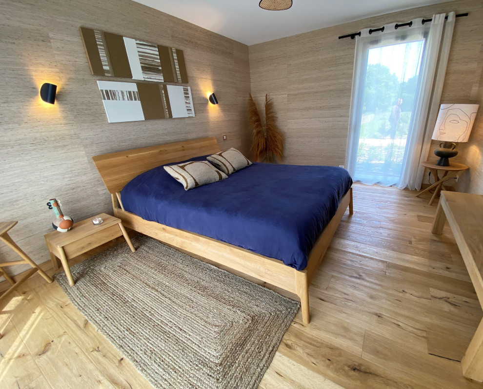 Mittelgroßes Modernes Hauptschlafzimmer mit beiger Wandfarbe, hellem Holzboden, beigem Boden und Tapetenwänden in Sonstige