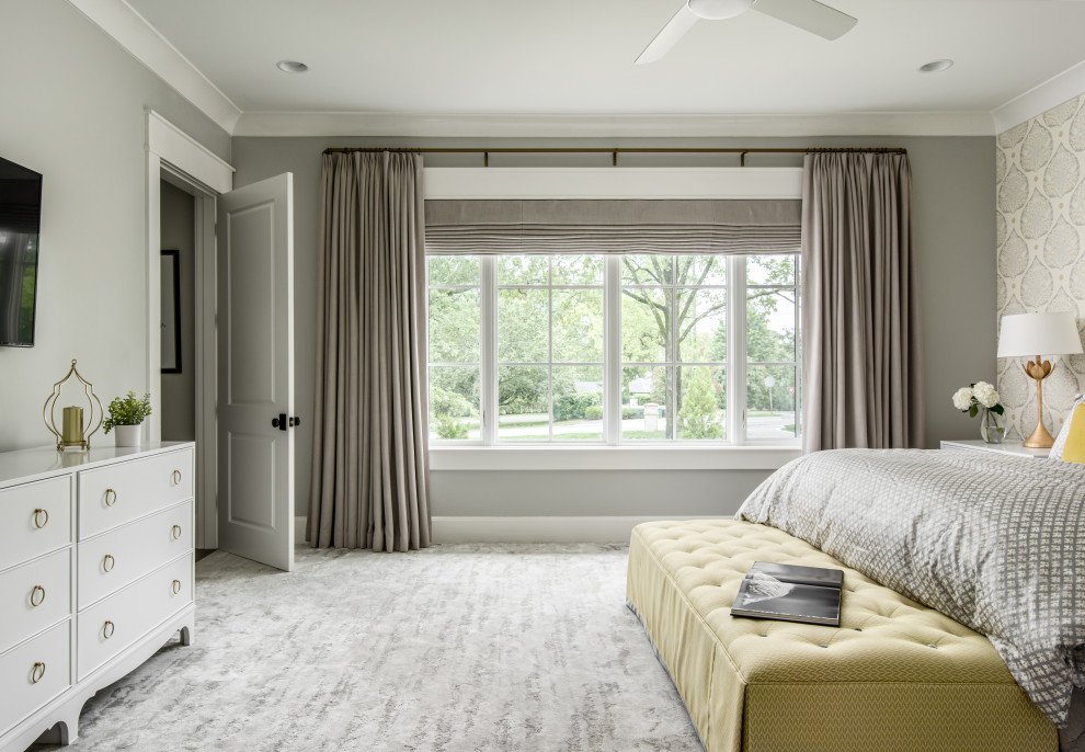 Ejemplo de dormitorio principal tradicional renovado grande con paredes grises, moqueta, suelo gris y papel pintado