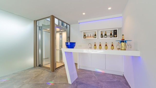 Villa Hermes modern-home-bar