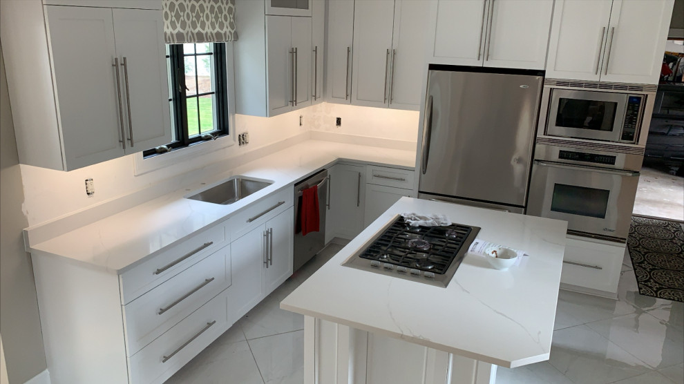 Eat-in kitchen - mid-sized modern l-shaped eat-in kitchen idea in Boston with an island