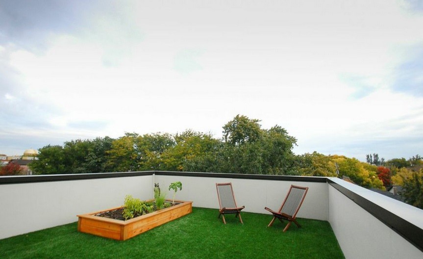 Example of a mid-sized minimalist rooftop deck design in Chicago with no cover