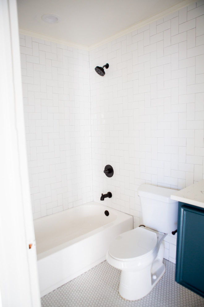 Inspiration för ett lantligt vit vitt badrum, med turkosa skåp, en dusch/badkar-kombination, en toalettstol med hel cisternkåpa, vit kakel, keramikplattor, vita väggar, vitt golv och dusch med duschdraperi
