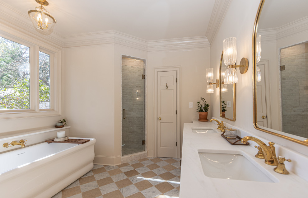 Großes Klassisches Badezimmer En Suite mit flächenbündigen Schrankfronten und eingebautem Waschtisch in Atlanta