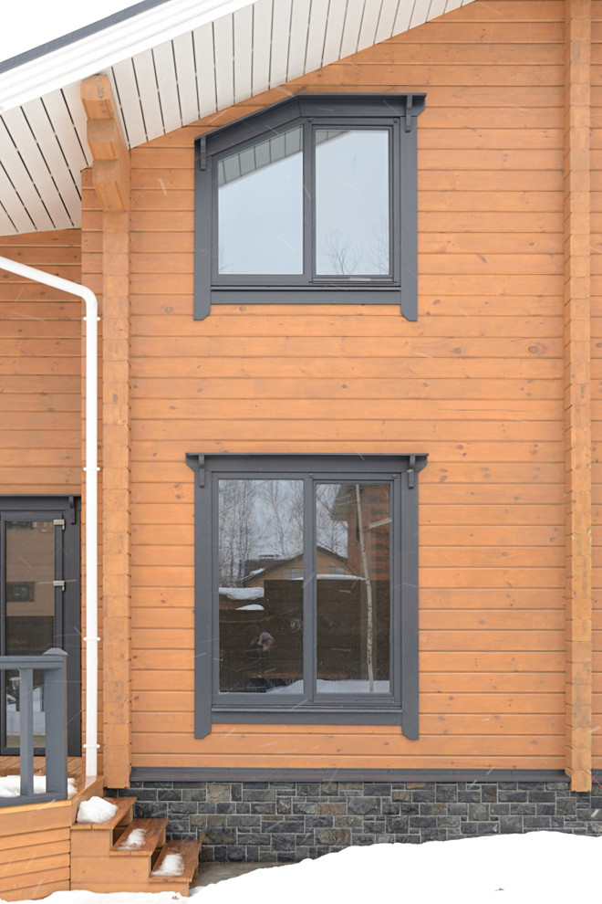 Дом из бруса с цоколем из камня