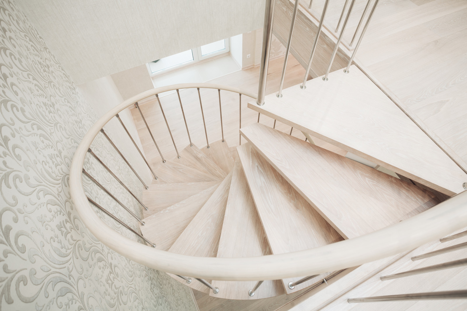 Эвольвентная (винтовая) лестница в квартире на бульваре Миттова г. Чебоксары