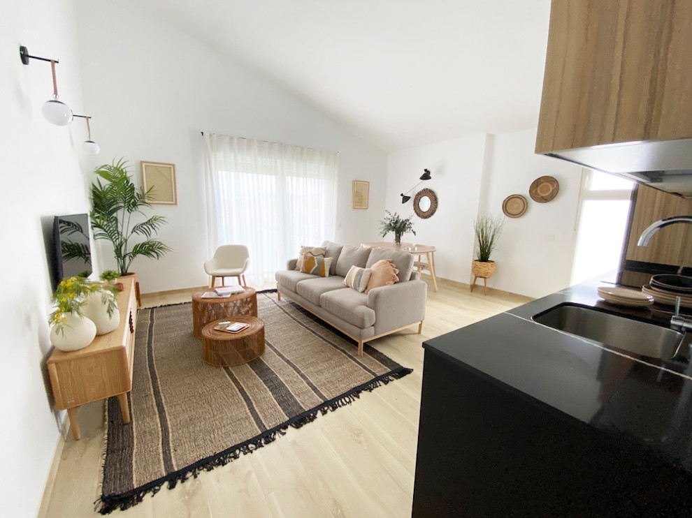 Источник вдохновения для домашнего уюта: открытая гостиная комната в современном стиле с белыми стенами и телевизором на стене
