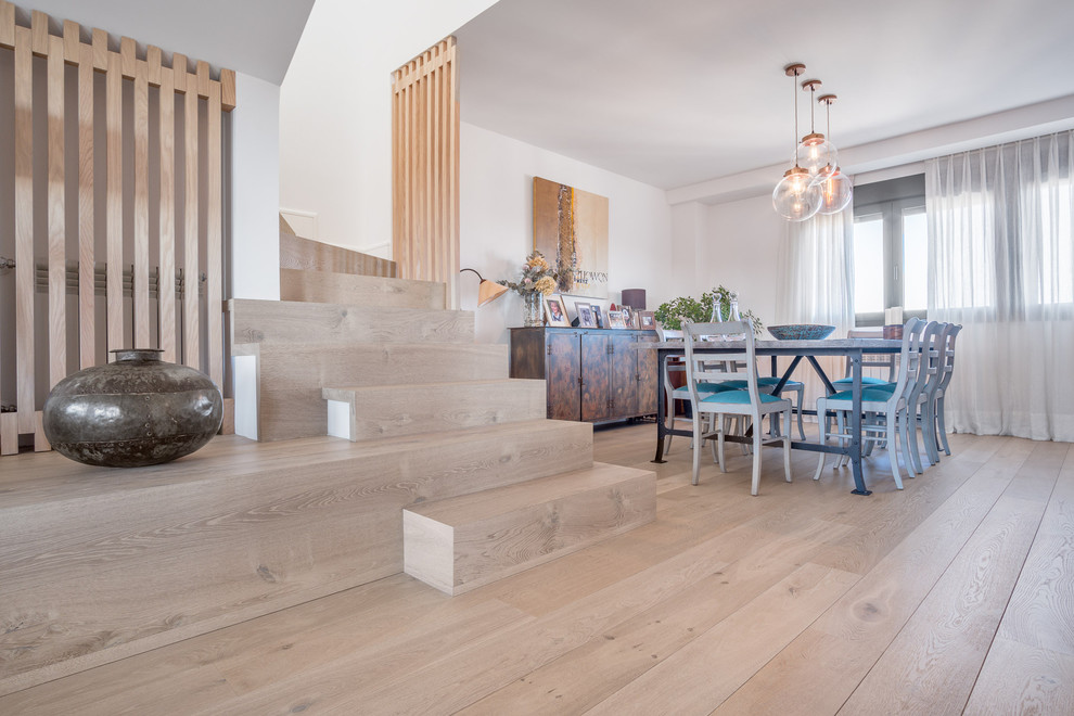 Ejemplo de comedor clásico renovado con suelo de madera clara