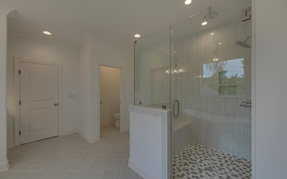 アトランタにある広いトランジショナルスタイルのおしゃれな浴室の写真