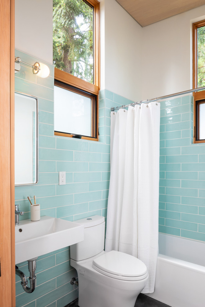 Kleines Modernes Badezimmer mit blauen Fliesen, Zementfliesen, Einzelwaschbecken und gewölbter Decke in Seattle