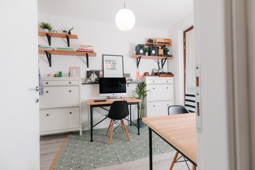 Immagine di una piccola stanza da lavoro boho chic con pareti bianche, pavimento in laminato, scrivania autoportante e pavimento grigio
