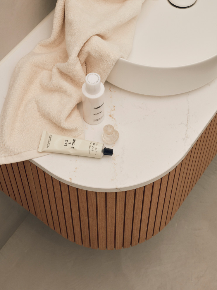 Свежая идея для дизайна: ванная комната среднего размера в стиле модернизм с душевой кабиной, тумбой под одну раковину и подвесной тумбой - отличное фото интерьера