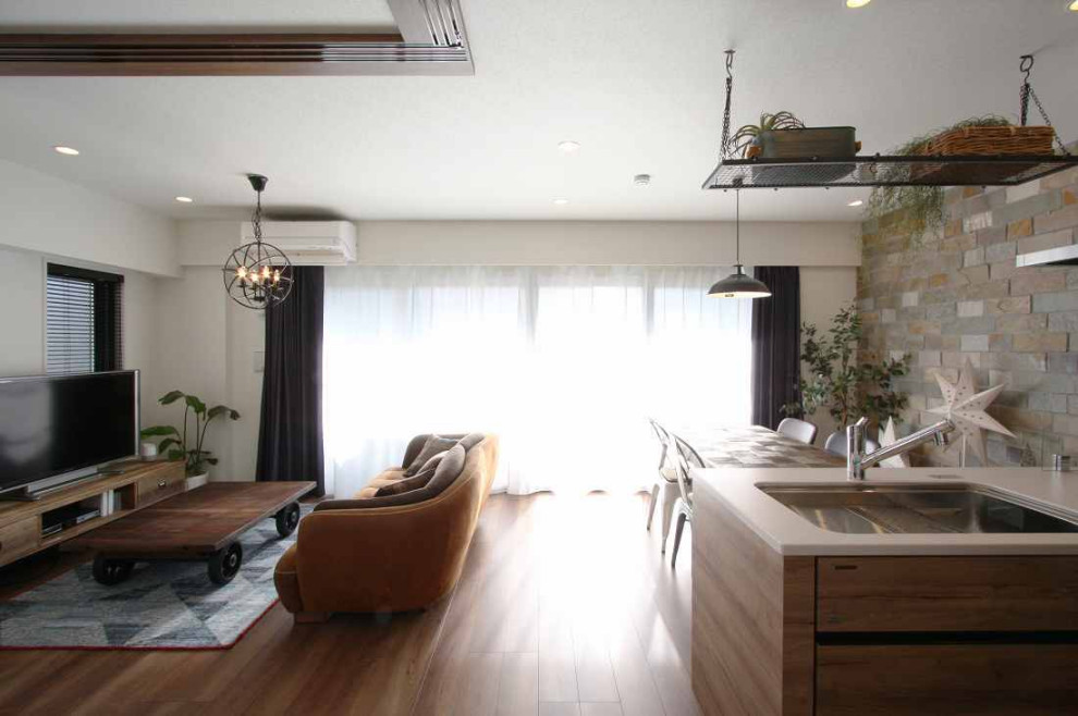 На фото: гостиная комната среднего размера в стиле модернизм с белыми стенами, паркетным полом среднего тона, телевизором в углу, коричневым полом, потолком с обоями, обоями на стенах и коричневым диваном с