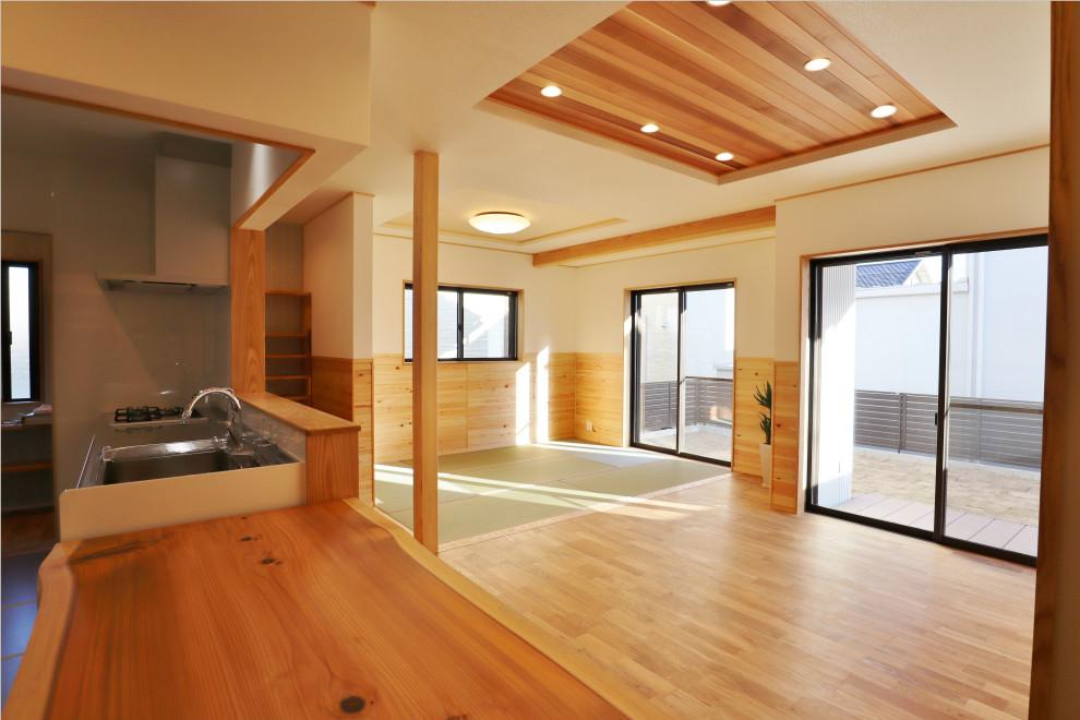 Источник вдохновения для домашнего уюта: гостиная комната в стиле модернизм с деревянным потолком и деревянными стенами