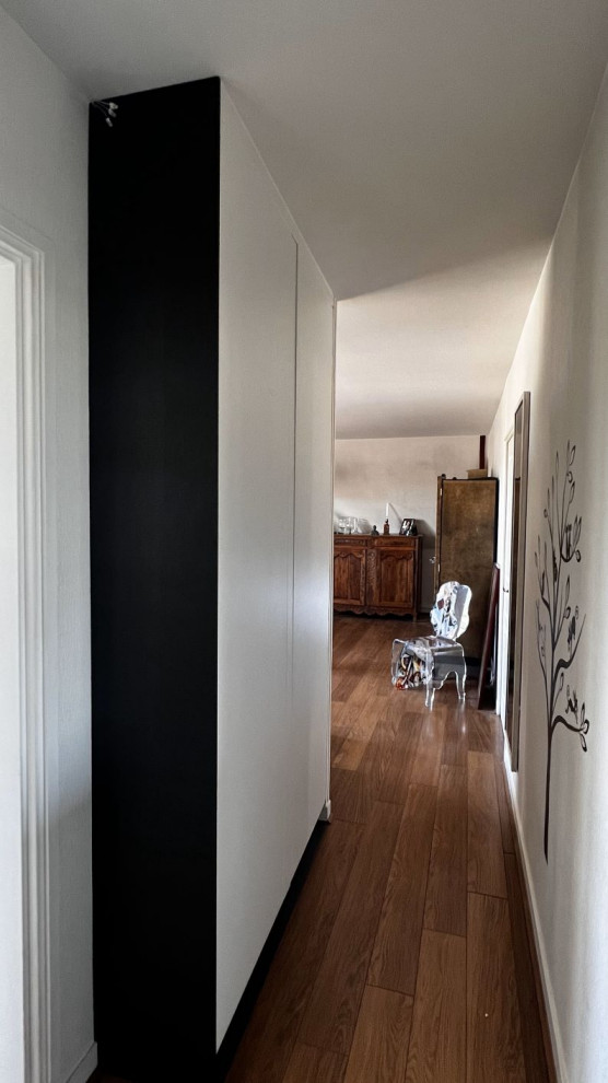 Exemple d'un petit couloir tendance avec un mur blanc et parquet clair.