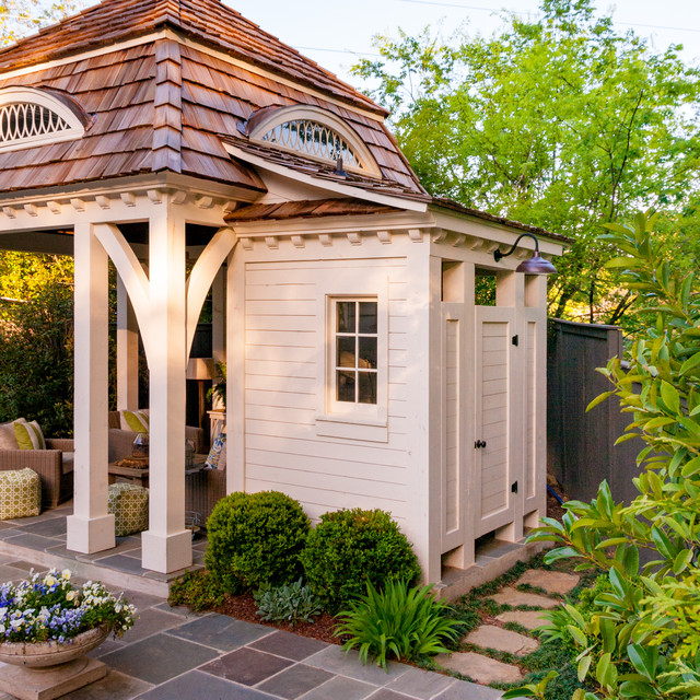 Cape Cod Inspired Pool House classico-facciata