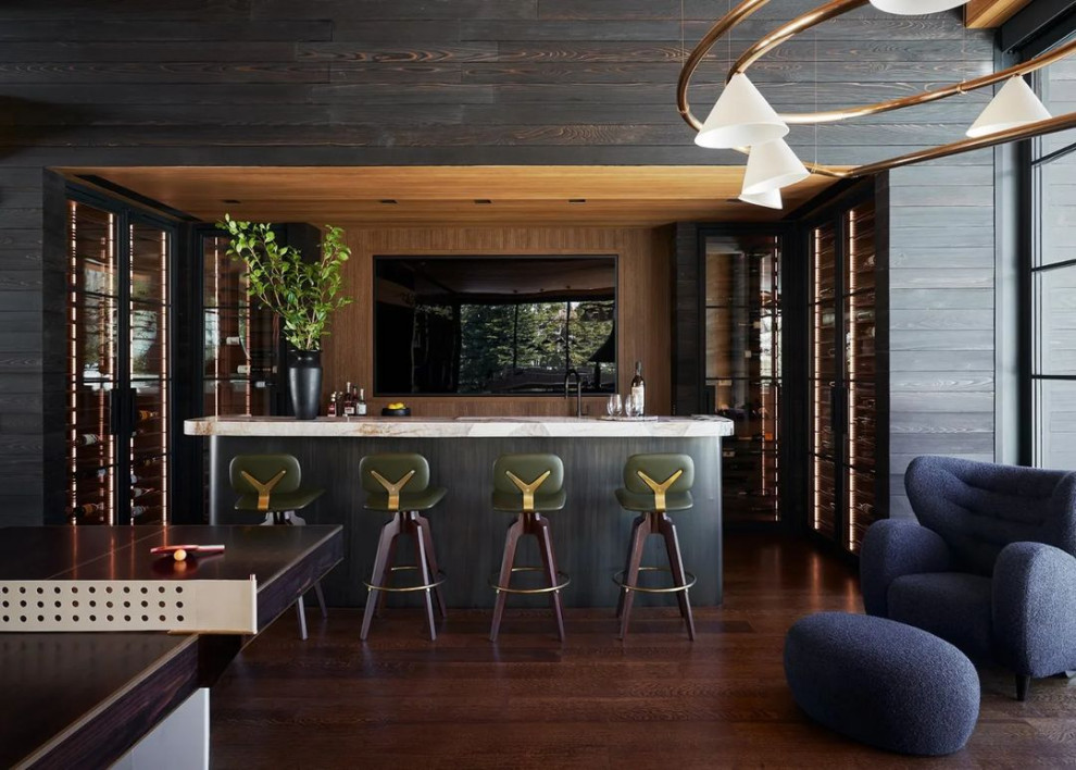 Inspiration för en stor funkis flerfärgade u-formad flerfärgat hemmabar med stolar, med luckor med glaspanel, skåp i mörkt trä, marmorbänkskiva och brunt golv