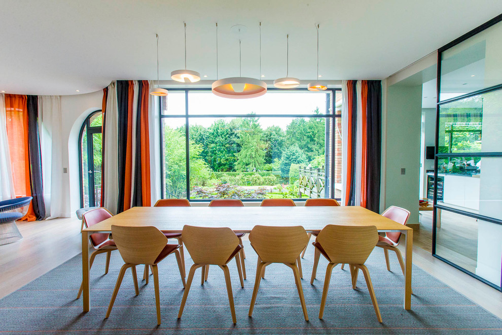 Idées déco pour une grande salle à manger ouverte sur le salon contemporaine avec un mur blanc, parquet clair, aucune cheminée, un sol marron et verrière.