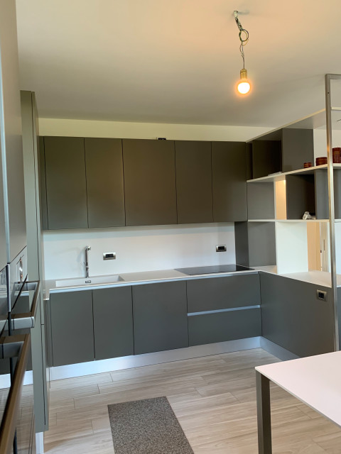 Visuale frontale della cucina modern-koek
