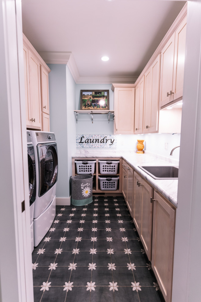 Immagine di una piccola lavanderia multiuso chic con lavatoio, ante in stile shaker, ante in legno chiaro, top in laminato, pareti blu, pavimento con piastrelle in ceramica, lavatrice e asciugatrice affiancate, pavimento multicolore e top bianco