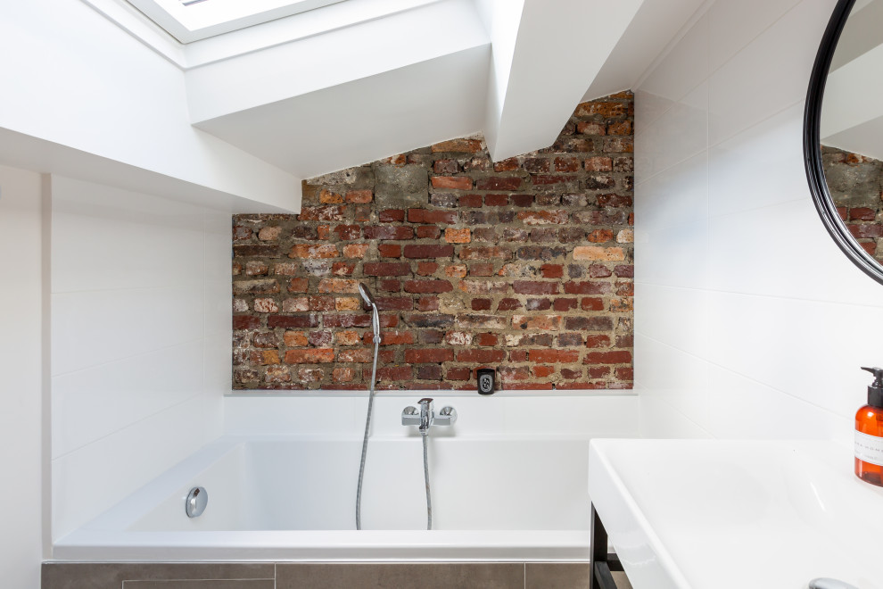 Cette photo montre une salle de bain tendance de taille moyenne pour enfant avec une baignoire encastrée, un plan vasque, un sol gris, meuble simple vasque et meuble-lavabo sur pied.