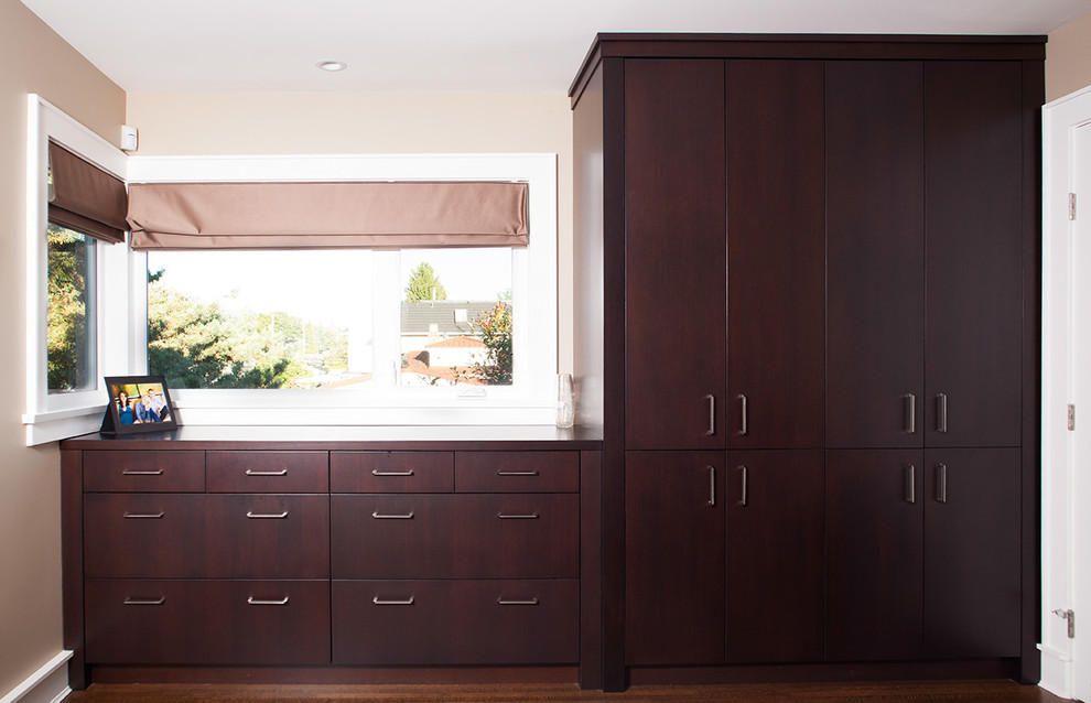 Example of a transitional home design design in Vancouver