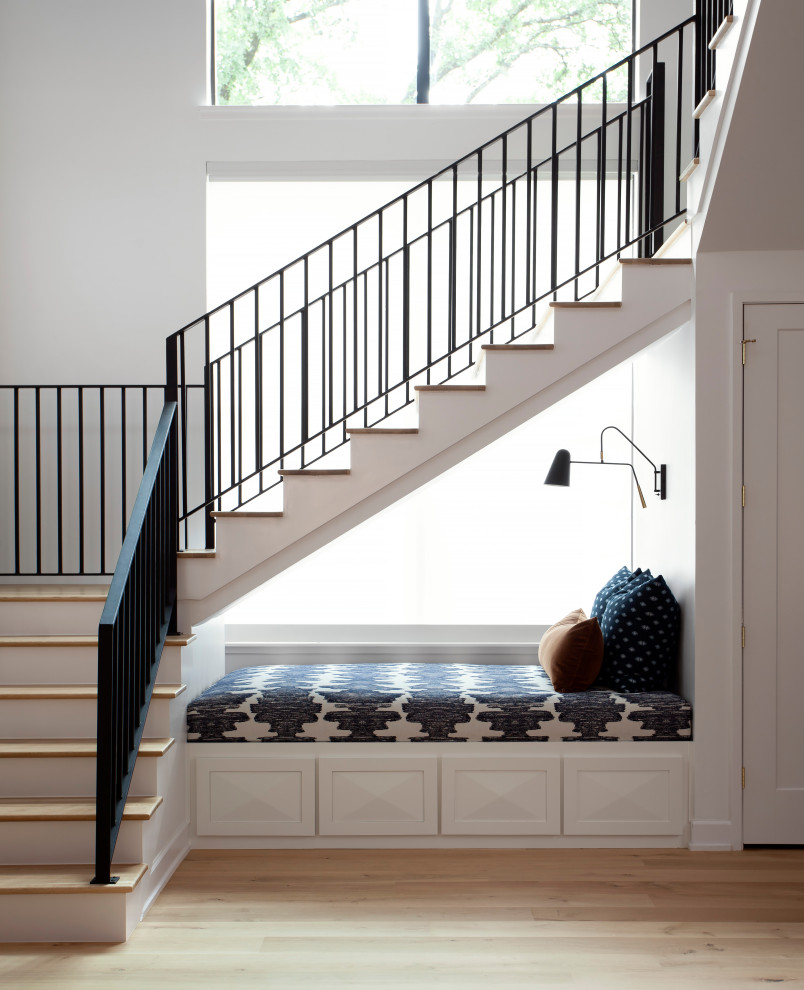 На фото: угловая деревянная лестница среднего размера в современном стиле с деревянными ступенями и металлическими перилами