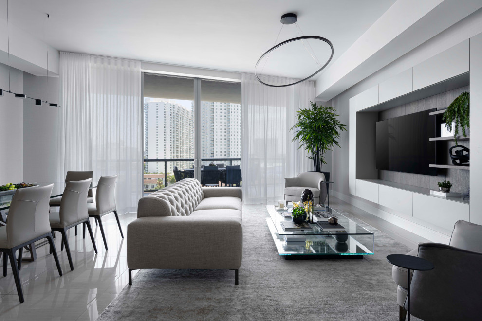 Стильный дизайн: двухуровневая гостиная комната среднего размера в современном стиле с серыми стенами, полом из керамогранита, телевизором на стене, бежевым полом и обоями на стенах - последний тренд