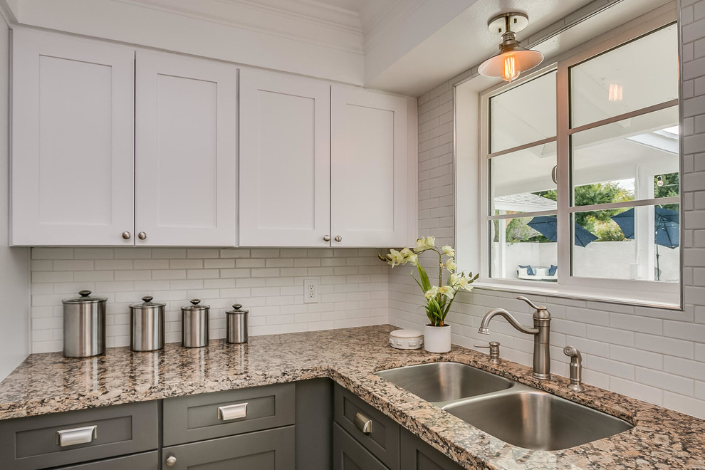 Example of a minimalist kitchen design in Phoenix