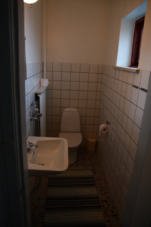 Renovering af lille toilet i hus fra 40 erne. Badeværelse fra 40erne