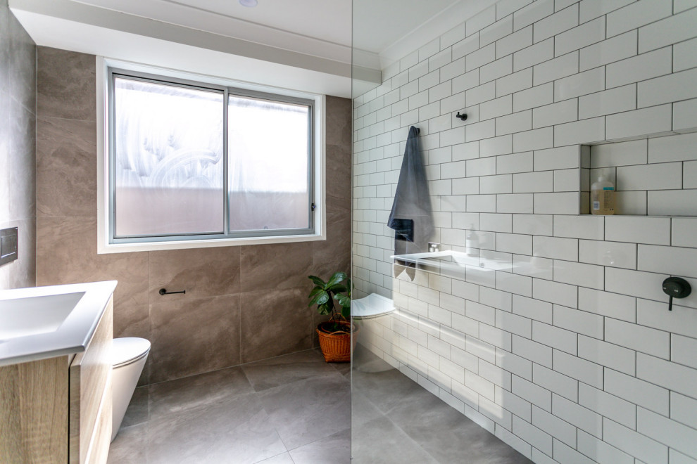 Design ideas for a modern bathroom in Sydney.