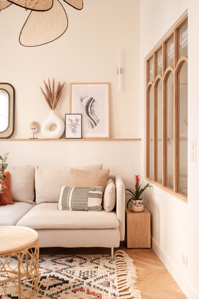 Diseño de salón abierto y blanco y madera pequeño sin chimenea con paredes blancas, televisor independiente y suelo marrón
