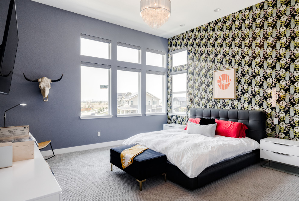 Geräumiges Modernes Hauptschlafzimmer mit blauer Wandfarbe, Teppichboden, beigem Boden und Tapetenwänden in Denver