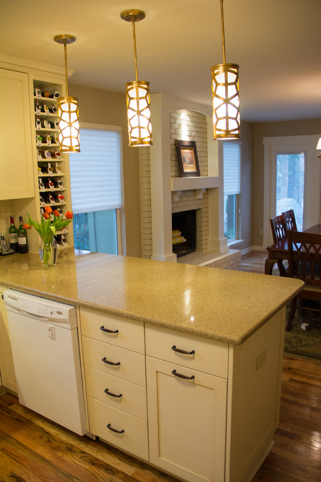 Small transitional u-shaped eat-in kitchen in Atlanta with shaker cabinets, beige cabinets, an undermount sink and beige splashback.