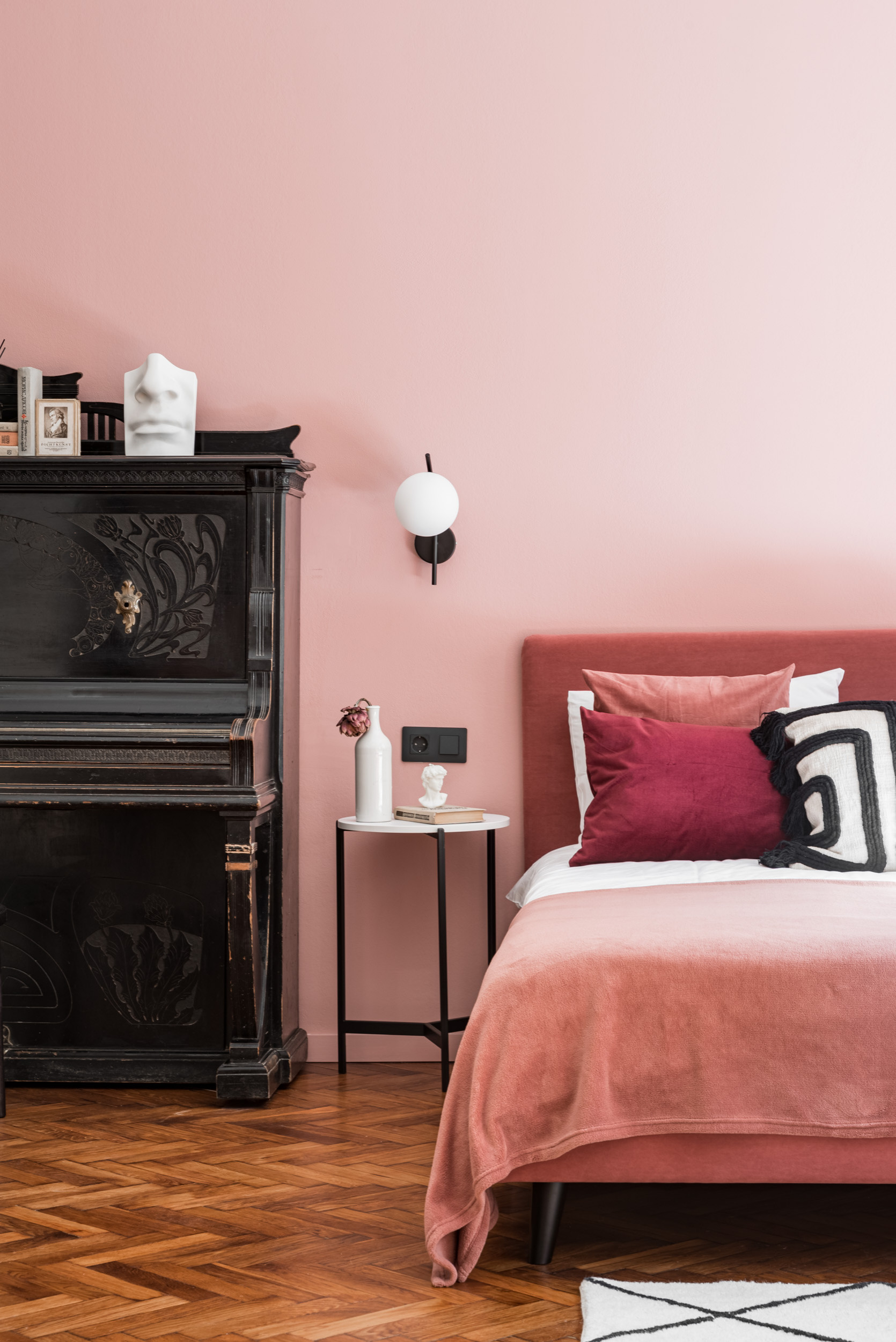 ピンクのインダストリアルスタイルのおしゃれな寝室のインテリア画像 75選 22年9月 Houzz ハウズ