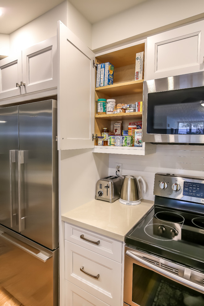 Kitchen - transitional kitchen idea in Toronto