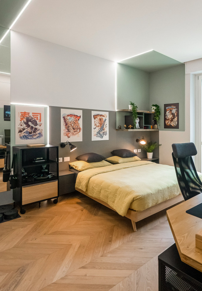 Diseño de dormitorio principal urbano grande con paredes multicolor, suelo de madera clara y bandeja