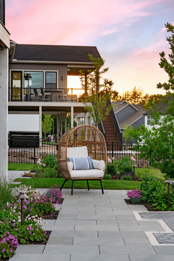 На фото: пергола во дворе частного дома среднего размера на заднем дворе в морском стиле с вертикальным садом и покрытием из бетонных плит с