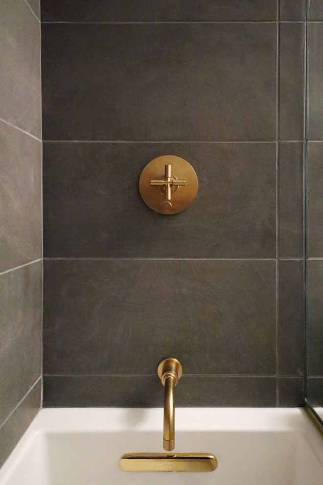 Пример оригинального дизайна: маленькая ванная комната в стиле лофт с ванной в нише, душем над ванной, серой плиткой, керамической плиткой, мраморным полом и открытым душем для на участке и в саду