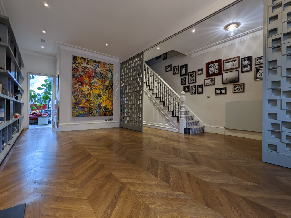 Idee per un grande soggiorno design aperto con pavimento in legno massello medio e pavimento marrone
