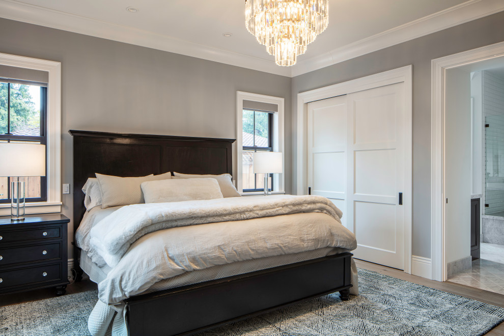 Свежая идея для дизайна: большая гостевая спальня (комната для гостей) в стиле неоклассика (современная классика) с серыми стенами, светлым паркетным полом и бежевым полом - отличное фото интерьера