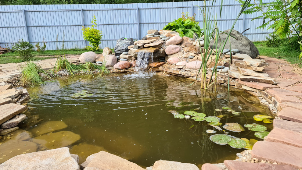 Пруд и дорожки