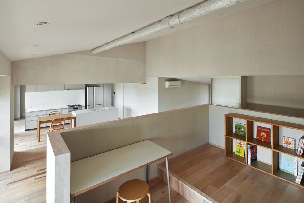 Diseño de despacho abovedado y blanco escandinavo pequeño con paredes blancas, suelo de madera clara, escritorio independiente, suelo beige y panelado