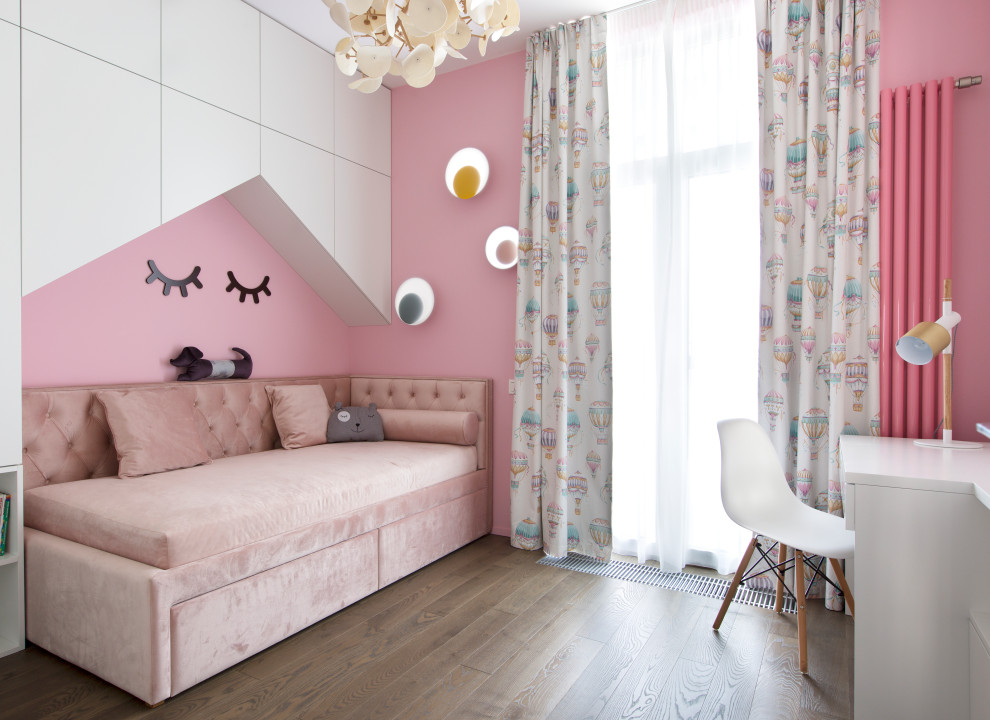 Mittelgroßes Modernes Mädchenzimmer mit Schlafplatz, rosa Wandfarbe, braunem Holzboden, braunem Boden und Wandgestaltungen in Moskau