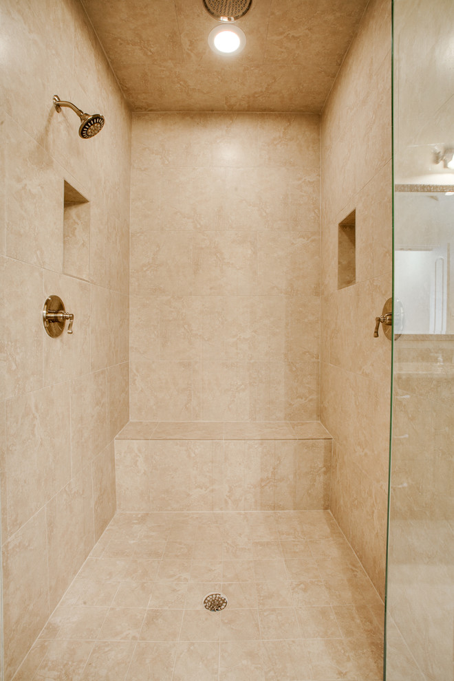 Источник вдохновения для домашнего уюта: большая ванная комната в средиземноморском стиле с гидромассажной ванной, унитазом-моноблоком, белой плиткой, белыми стенами и мраморным полом