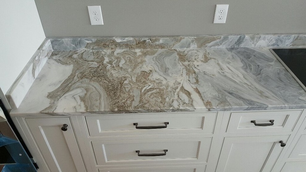 Kitchen - transitional kitchen idea in Cincinnati
