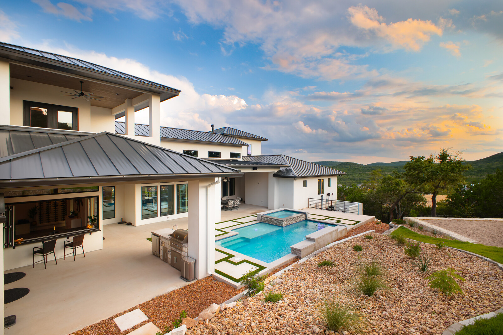 Modern: 4,950 ft², 4 BR/4 BA/2 ST home