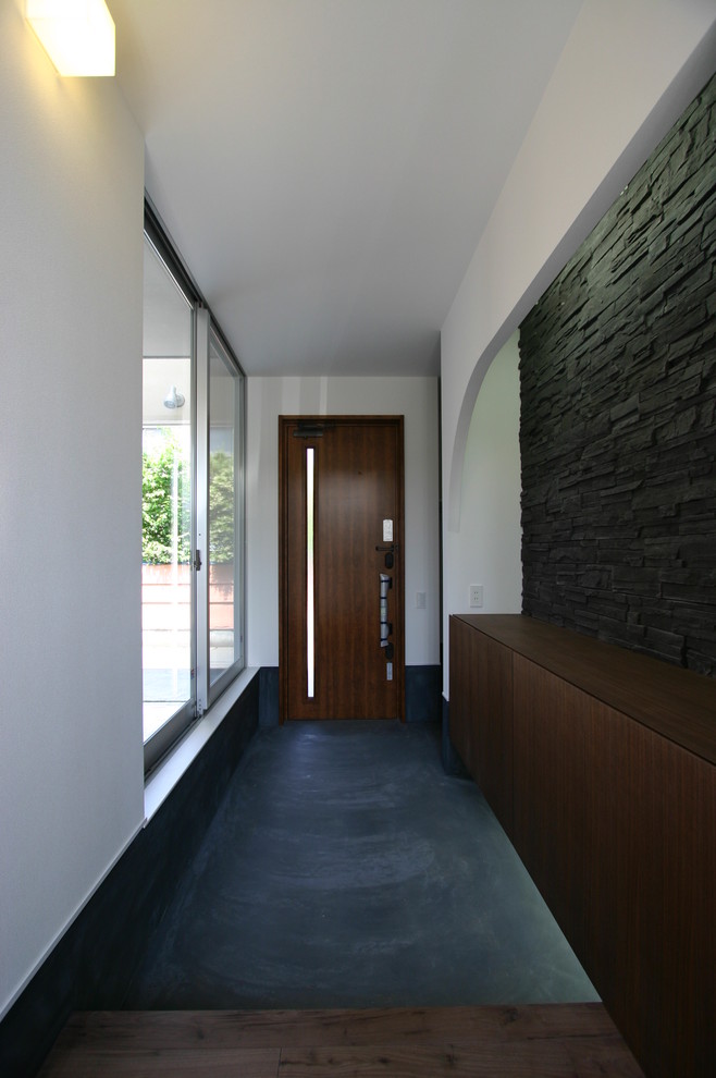 This is an example of a contemporary entryway in Tokyo.
