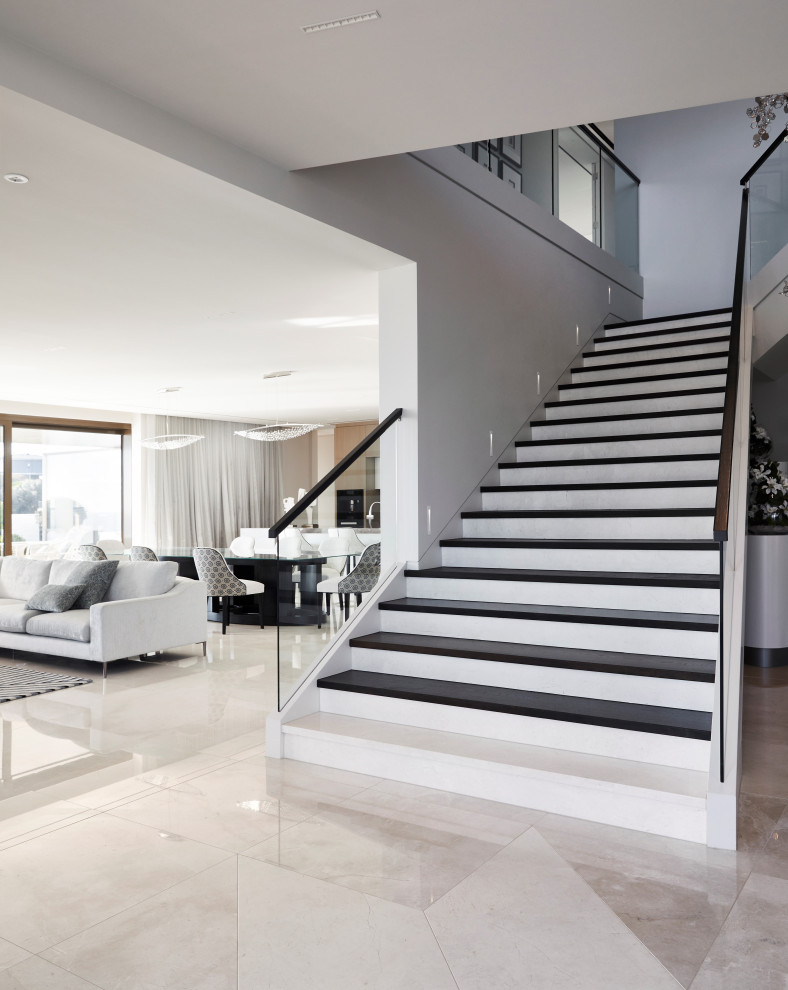 Große Moderne Treppe in L-Form mit Marmor-Setzstufen in Melbourne